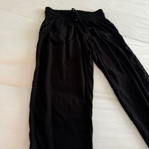 Aritzia Sunday Best Black Joggers - Picture 4 of 11